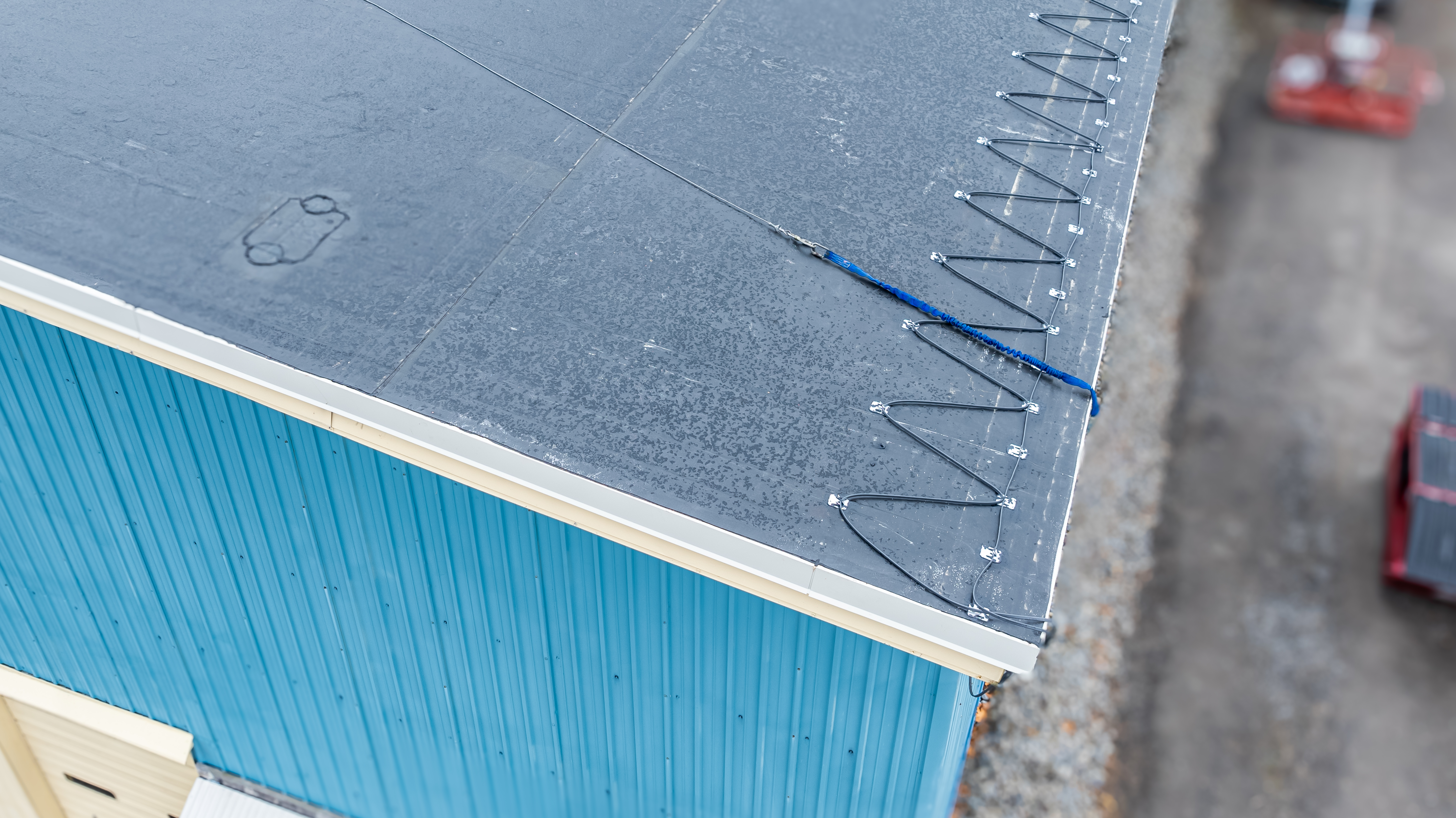 How Much Energy Do Commercial Roof Heat Cable Systems Use in Winter?